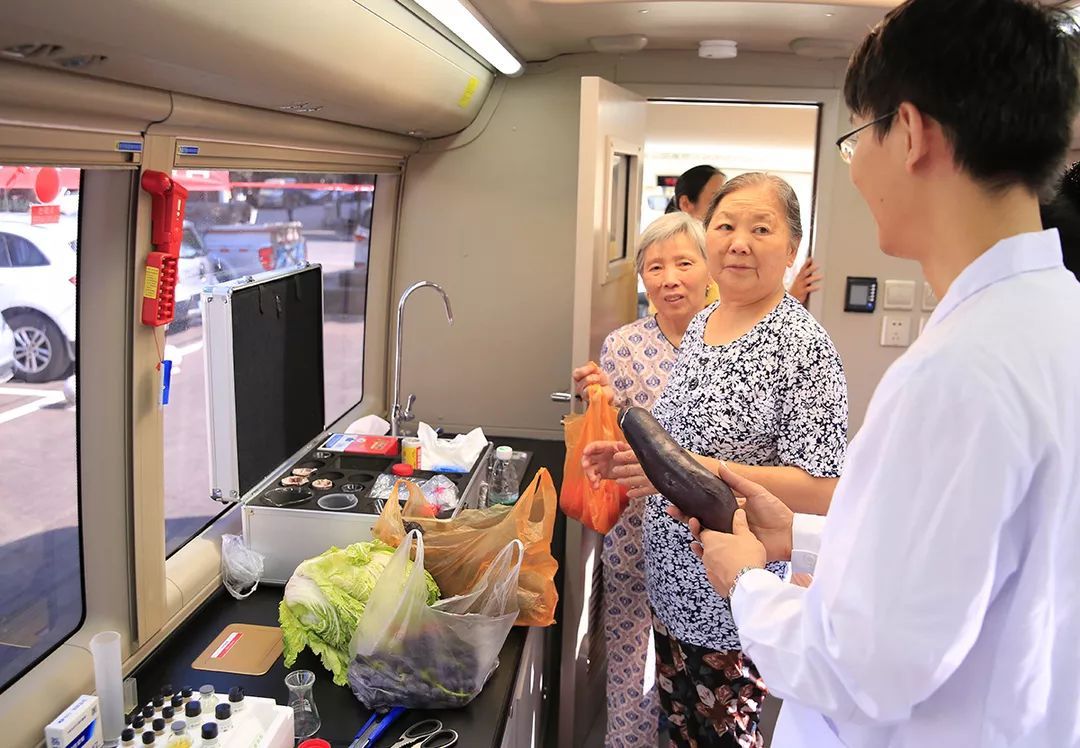 流動檢測車讓市民點贊的食品安全車